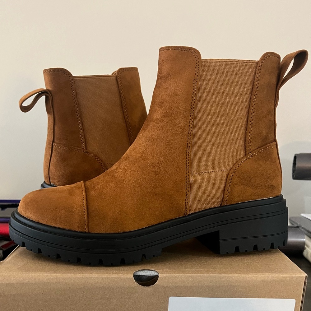 Lug sole ankle chelsea booties size 6 NIB FREE SHIPPING